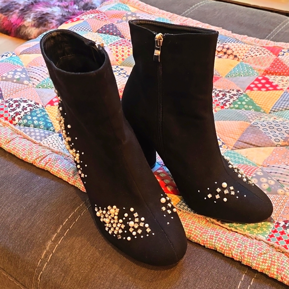 Olivia Miller Diomede Pearl and Rhinestone Booties, Black, EUC, Size 8.5US
